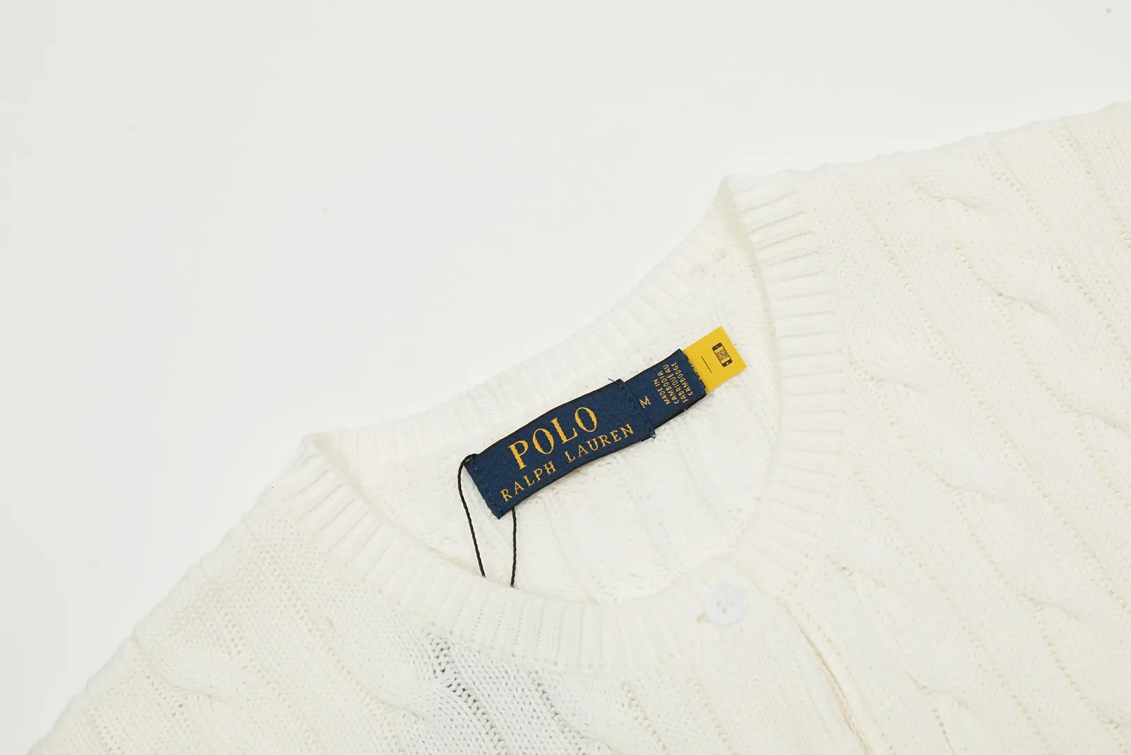 🅿️176 "Top quality" Style number: DS021# (not off the shelves all year round) [Ralph Lauren round neck cardigan solid color pony embroidered logo knitted short sleeves] ✅Ralph Lauren classic basic versatile all-season cardigan knitted short sleeves ✅Main supplier platform live broadcast Wholesale entities Replenish when out of stock Not off the shelves ✅ZP quality 1:1 version Scan the code to enter the GF website Counter quality ✅Details and quality are the only one in Guangzhou. Imported quality cotton yarn, focusing on high-end, cost-effective. Needless to say good quality. ✅The version is restored to the original order. The maximum size can be worn up to 160 pounds. Loose, comfortable and stress-free.